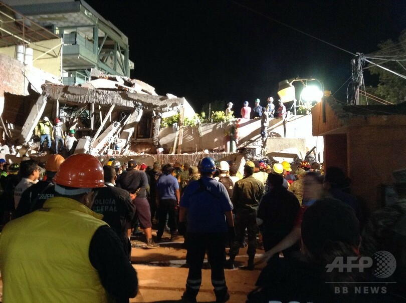 メキシコ地震、小学校で懸命の捜索も難航 死者230人に