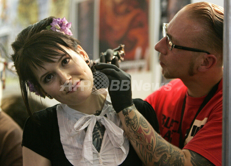 英国でタトゥー大会、世界中の彫り師150人が集う