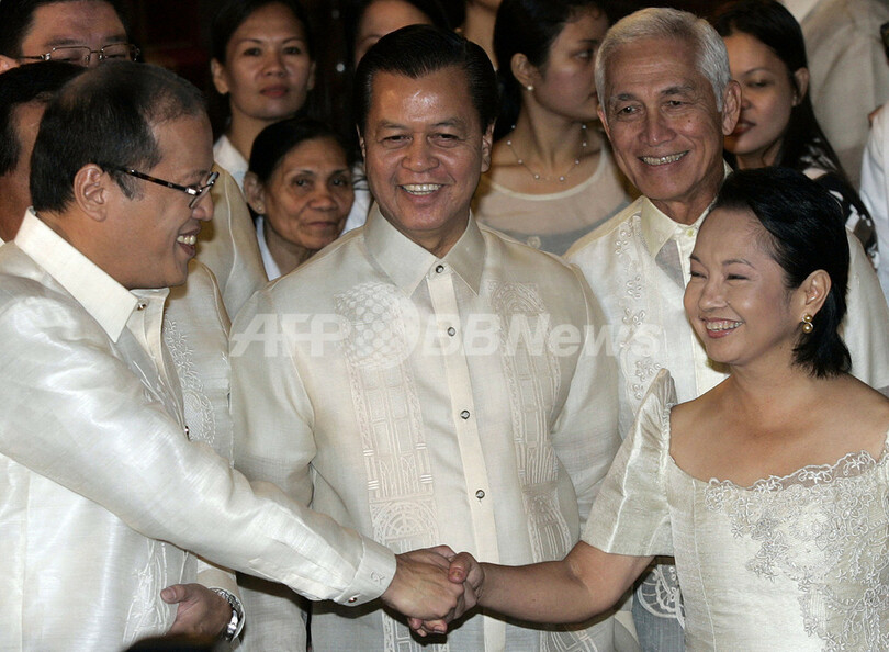 アキノ新大統領が正式に就任、フィリピン