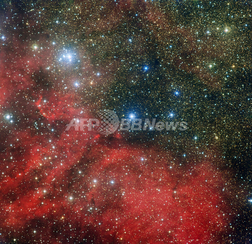 青白い星団「NGC 6604」と赤い星雲「Sh2-54」、ESO画像
