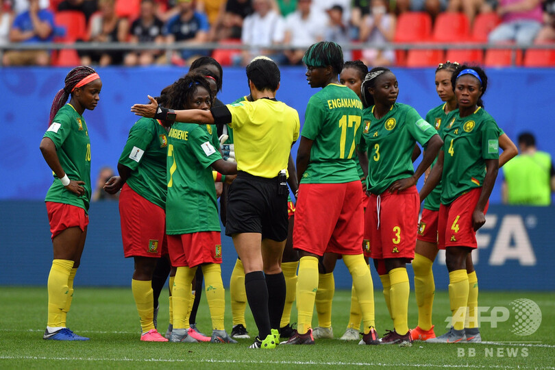 Fifaがカメルーンを処分へ 女子w杯で主審に猛抗議 写真5枚 国際ニュース Afpbb News Fifaがカメルーンを処分へ 女子w杯で主審に猛抗議 写真5枚 国際ニュース Afpbb News