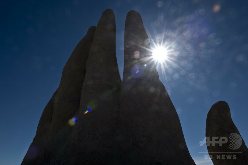 地中からニョキッ!チリの砂漠に巨大な手