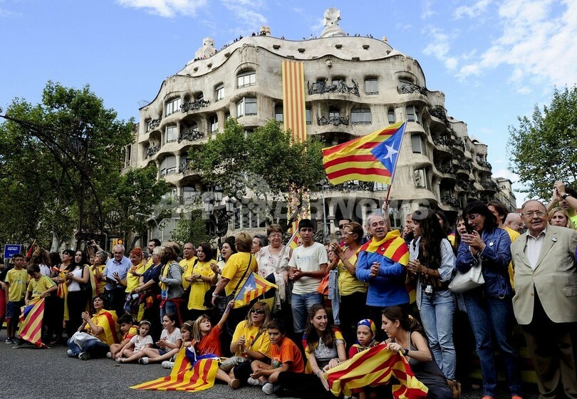 スペイン・カタルーニャ州で独立求める「人間の鎖」
