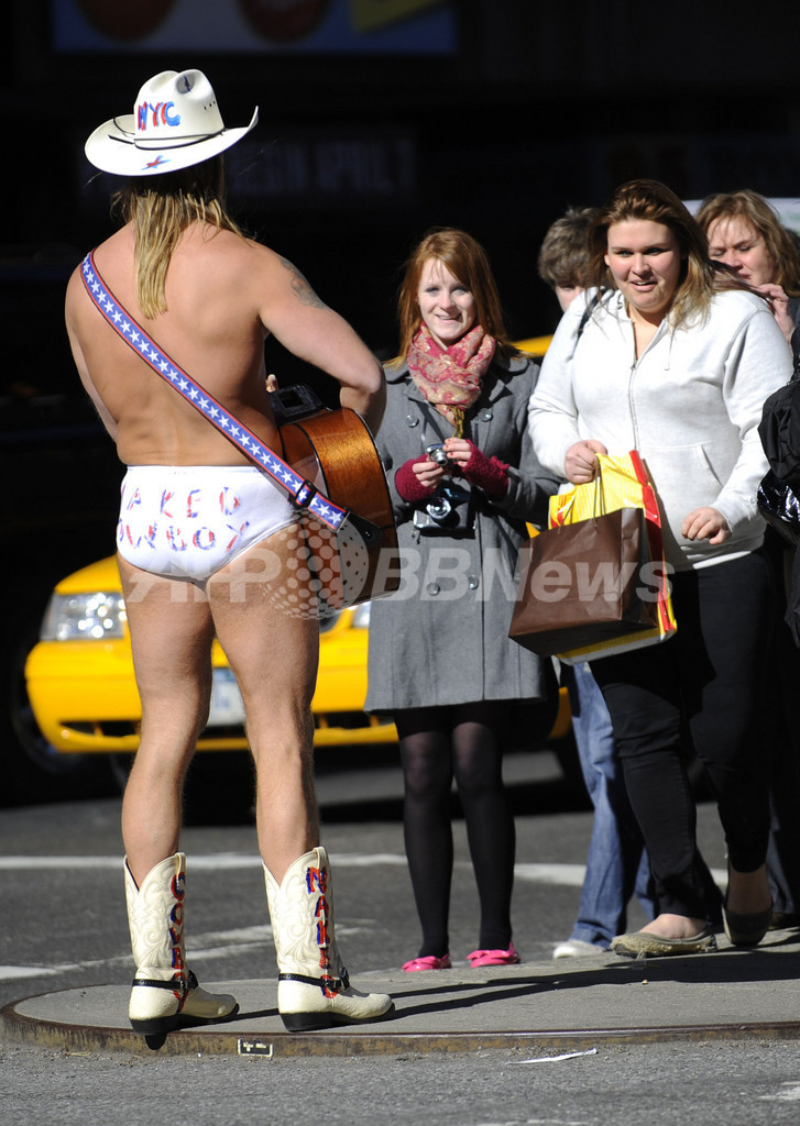 NYに帰ってきた「裸のカウボーイ」、ギター片手に