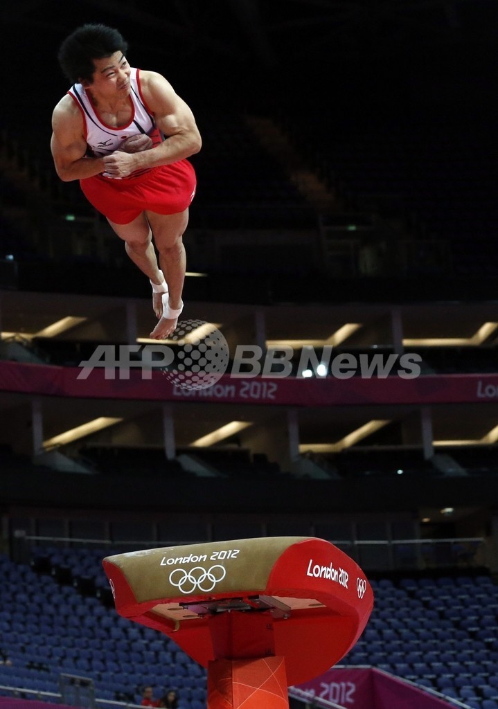 内村ら体操男子日本代表が試合会場で練習