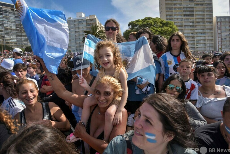 アルゼンチン守護神が故郷凱旋、10万人が歓迎 カタールW杯