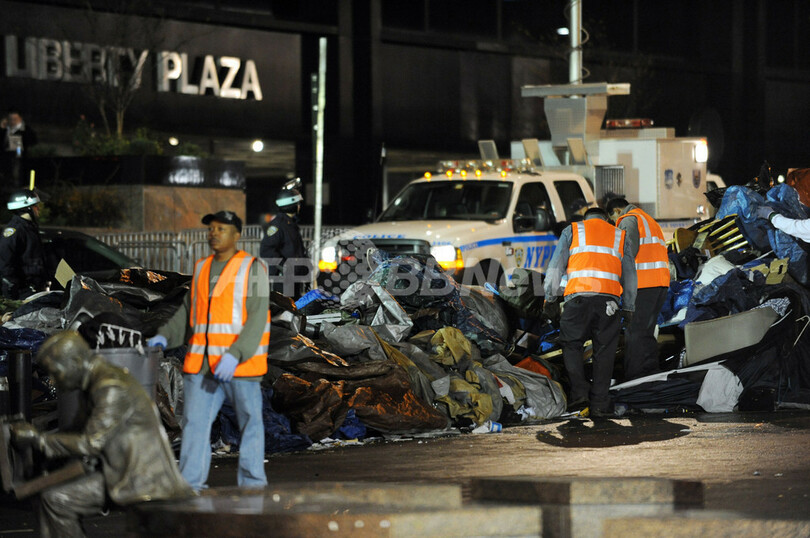 「反ウォール街デモ」発祥の地、警官隊がテント撤去 NY