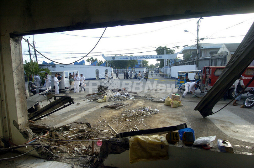 フィリピン空軍基地で爆弾攻撃、2人死亡 USAID職員も負傷