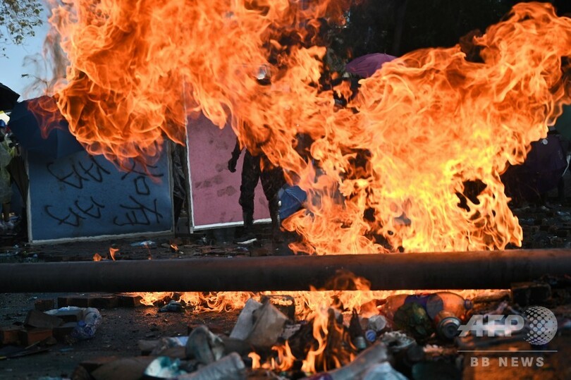 香港、大学周辺でデモ隊が火炎瓶 「実弾」使用やむを得ないと警察