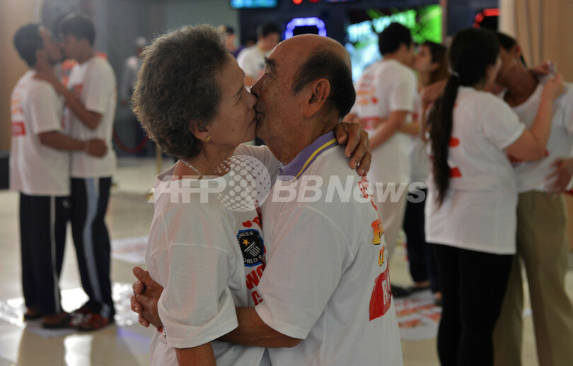 世界で一番長いキスへの挑戦、70代の夫婦も参戦 タイ
