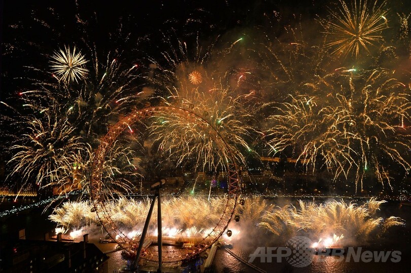 ロンドン、「味付きの雪」降る花火大会で新年祝う