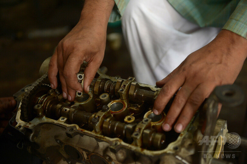 自動車整備士として成功した視覚障害者男性、パキスタン