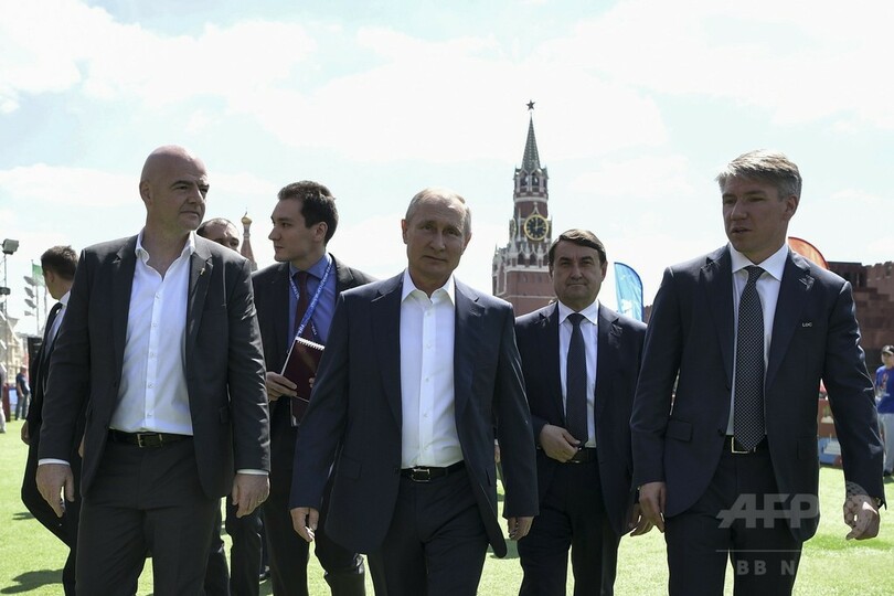 モスクワ「赤の広場」のサッカー場にプーチン大統領ら登場