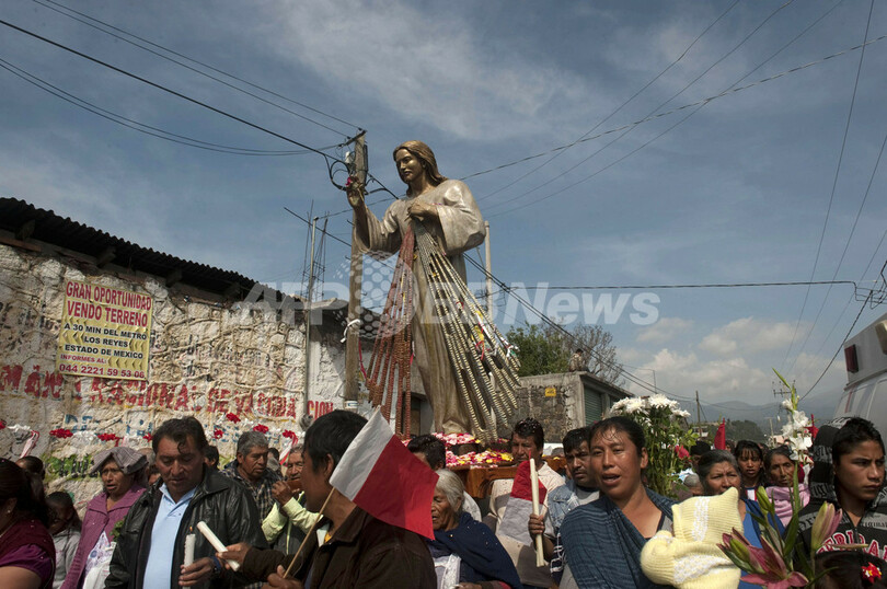 噴火の続くポポカテペトル山、メキシコ