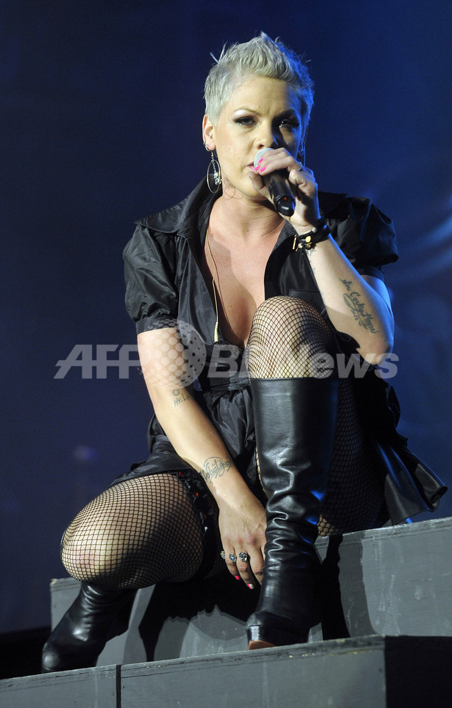 歌手ピンク、ドイツで公演 オープニングは空から参上