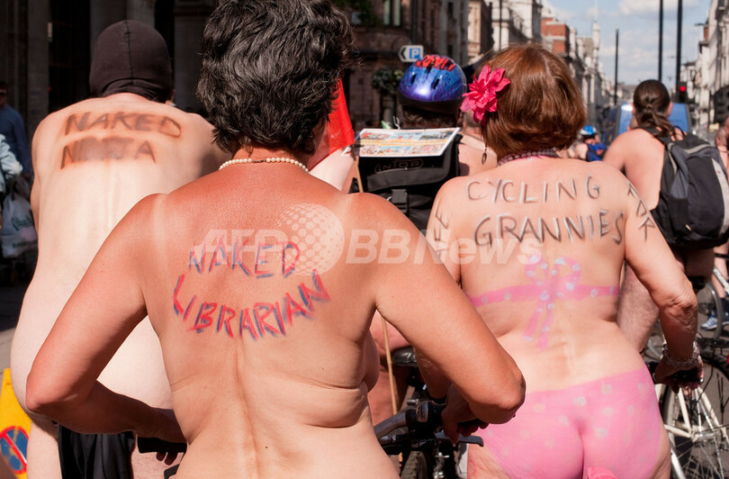 「裸のサイクリング集団」が世界各地に出没、環境保護訴える
