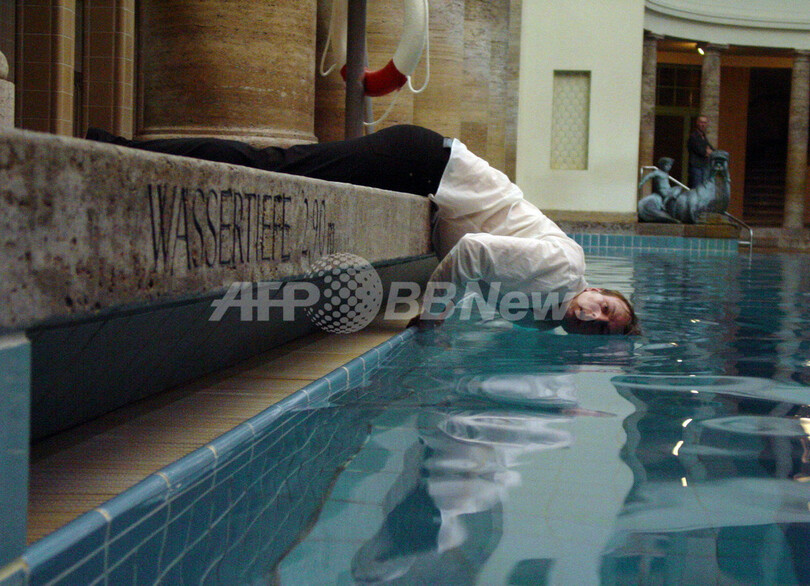 ベルリンで水中オペラ開幕、アールヌーボー様式のプールで