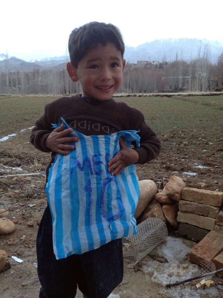 ポリ袋のユニホームでメッシ目指す、アフガニスタンの5歳少年
