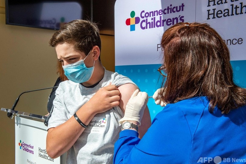 米、12～15歳にファイザー製ワクチン接種開始 ガッツポーズの子も