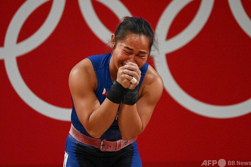 フィリピン、五輪初の金メダル 重量挙げ女子55キロ