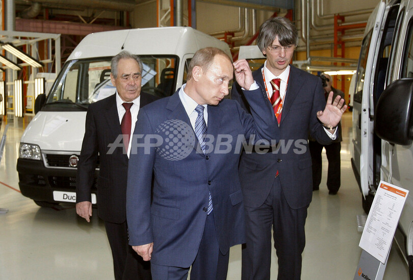 プーチン首相、タタルスタン共和国の自動車工場を視察