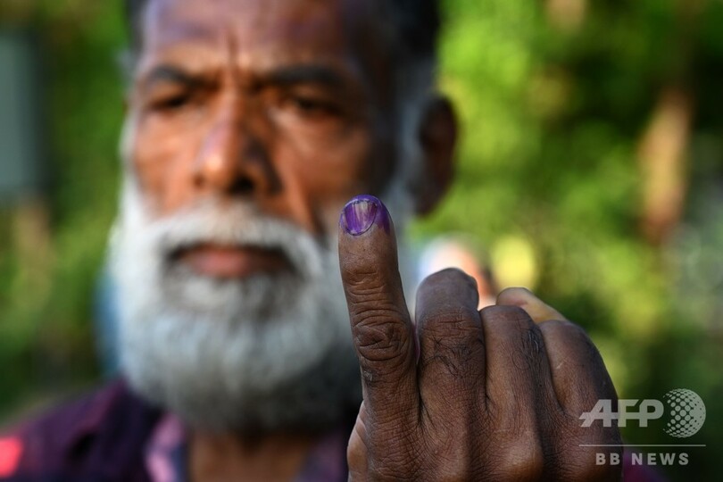スリランカ大統領選、投票始まる 前任者一族が復権目指し接戦