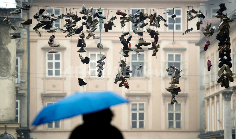 宙にぶら下がる靴たち、スロベニア