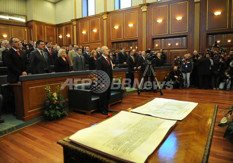 コソボ自治州が独立宣言、セルビアは承認せず