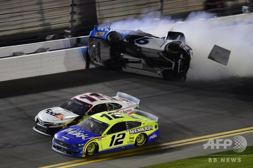 デイトナ500で壮絶クラッシュ、ベテラン選手が重傷