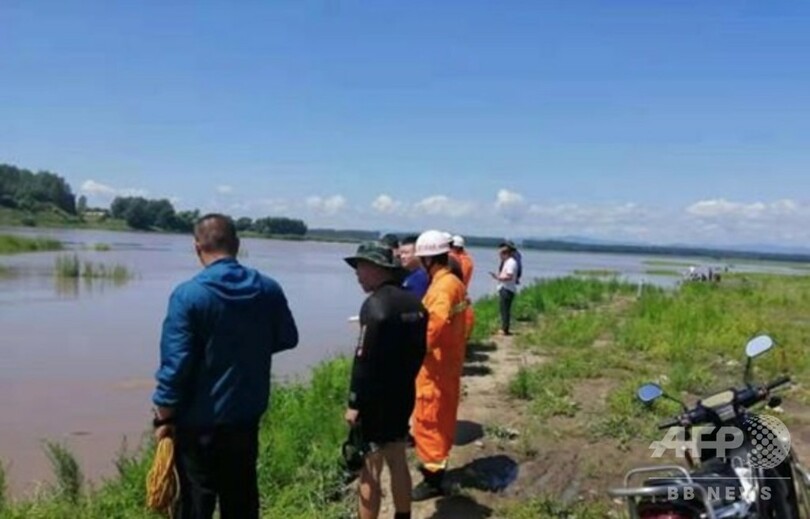 溺れた男児を助けようとした14歳少年が犠牲に 千人超が追悼