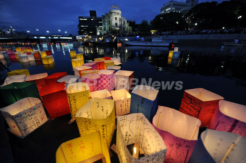 原爆ドーム前で灯籠流し 広島