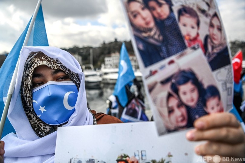 「中国は強制収容所を閉鎖せよ」 ウイグル人女性が抗議デモ トルコ