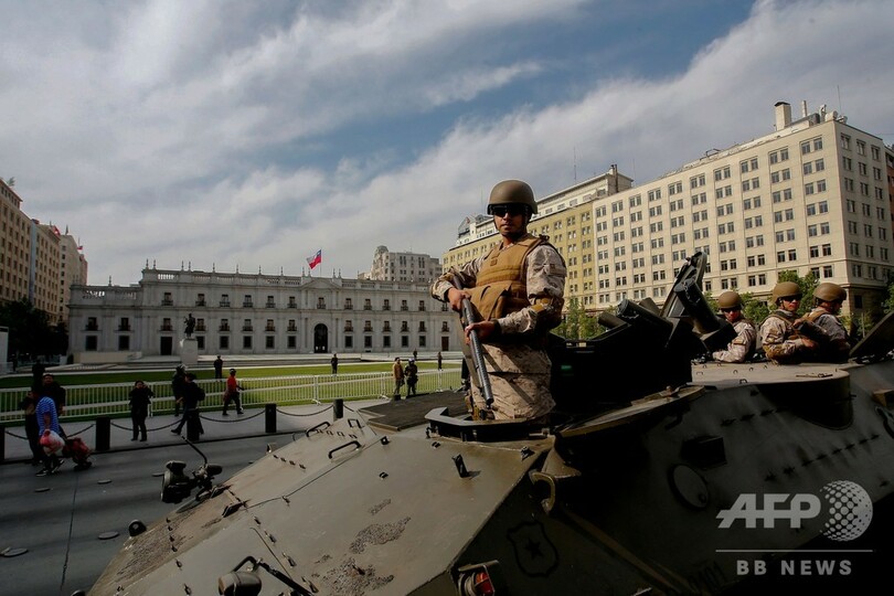 チリの情勢不安止まらず、デモ隊と治安部隊が2日連続で衝突 首都に外出禁止令