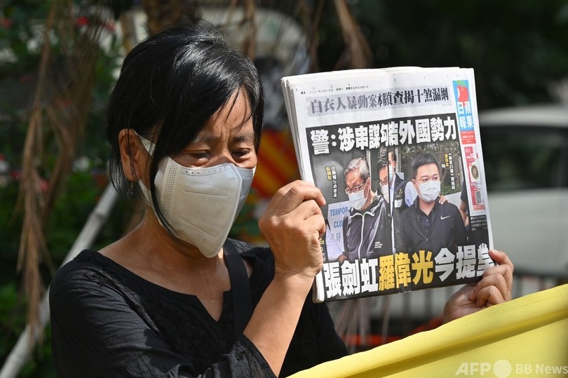 香港紙「蘋果日報」幹部2人が出廷 外国との共謀罪で当局が起訴