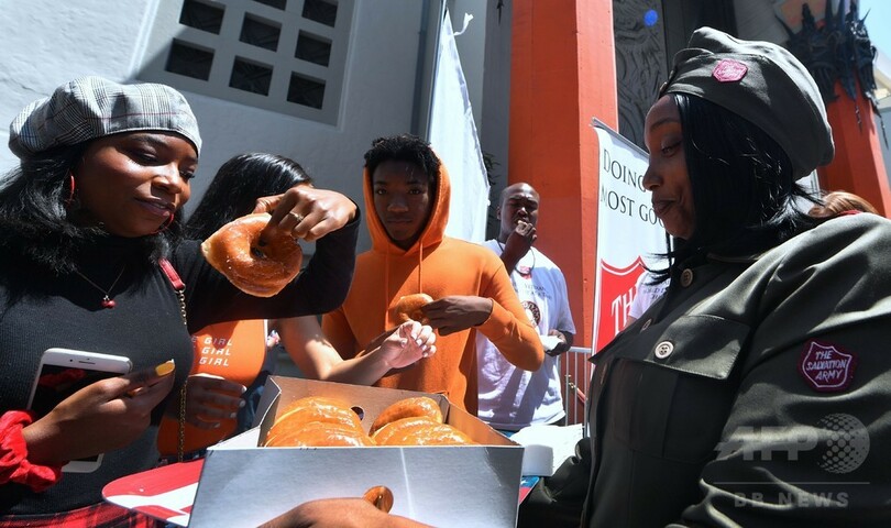 8分で48個！米ハリウッドでドーナツ早食い大会