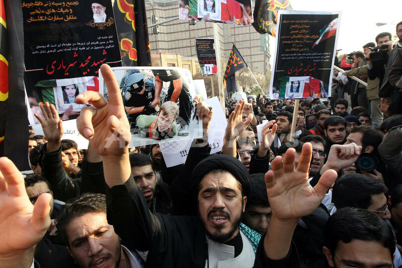 イランの英大使館をデモ隊が襲撃、制裁措置に抗議