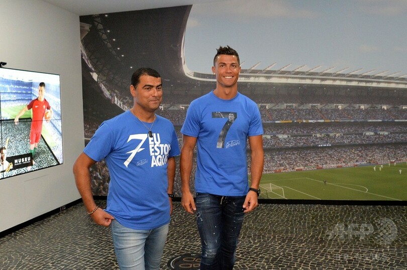 ロナウドがホテル「CR7」内の記念館を訪問、ろう人形と一緒にポーズも