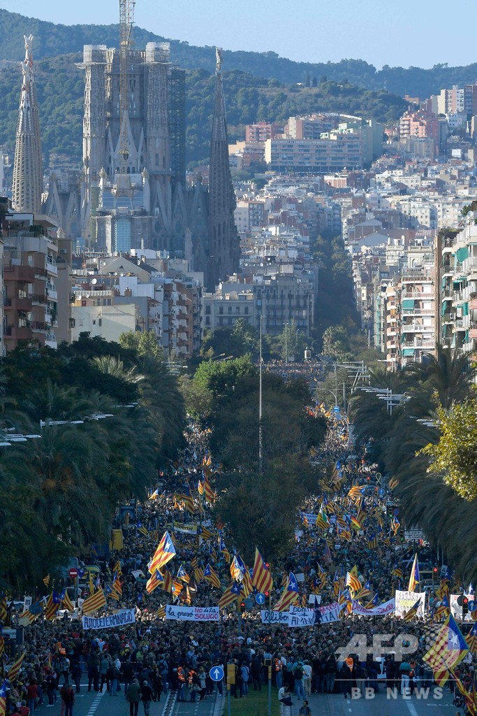 バルセロナで大規模デモ、35万人が平穏に行進 急進派のデモでは警察と衝突