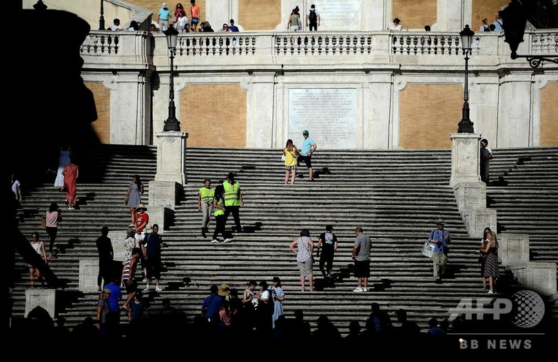 『ローマの休日』の階段、腰掛け禁止に 市の観光客対策で イタリア