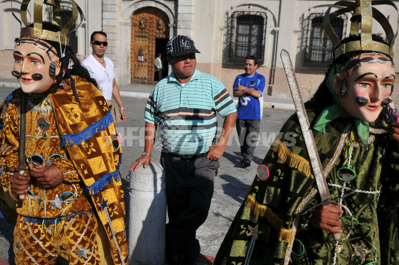 クリスマスシーズンの幕開け、グアテマラで無原罪マリア行列