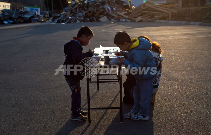 被災者のために祈りをささげる尼僧、南三陸町