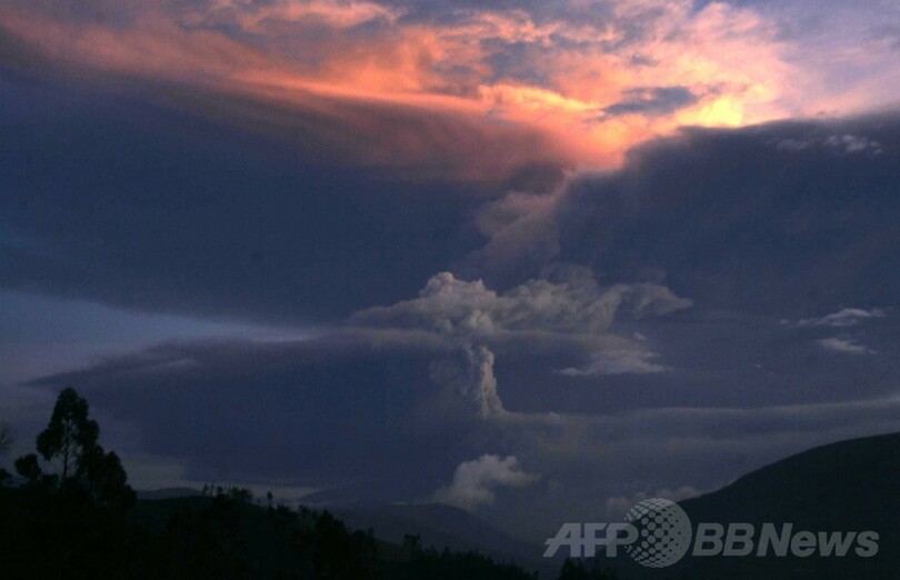 南米エクアドルのトゥングラウア火山が噴火