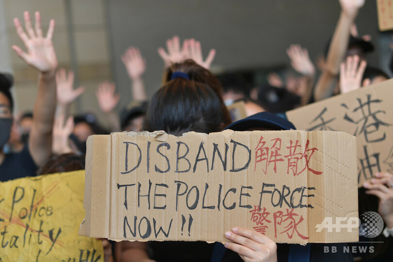 香港高裁、警察官の個人情報さらす行為を一時禁止 写真も該当