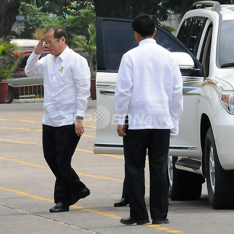 比アキノ大統領就任2日目、公約守ったおかげで遅刻