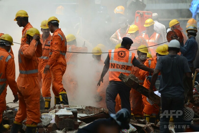インドで4階建ての建物が倒壊 7人死亡、30人が下敷きのおそれ