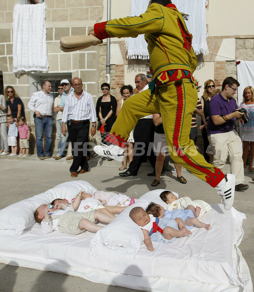 気をつけて！赤ちゃんの上を飛び越えるエル・コラチョ祭り スペイン