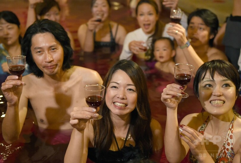 ボージョレ・ヌーボーで乾杯！ 箱根で恒例の「ワイン風呂」