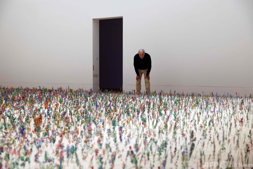 精緻な金属の草花 手植えで1万7000本 英キュー王立植物園