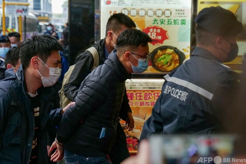 香港警察、「立場新聞」を強制捜査 7人逮捕 配信停止へ