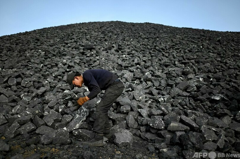 炭鉱で石炭仕分ける作業員ら、中国